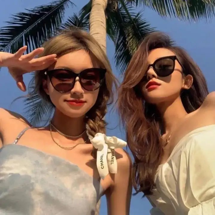 出墙红杏两家春
